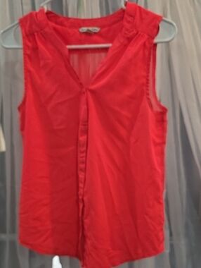 #233 American Eagle Outfitters Coral Sleeveless V-Neck Camisole